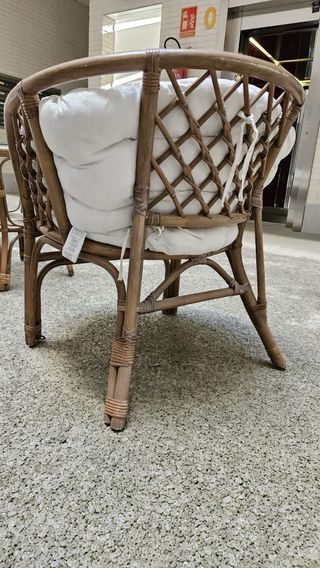 Sofá y sillones de mimbre con mesa de cristal