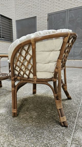 Sofá y sillones de mimbre con mesa de cristal