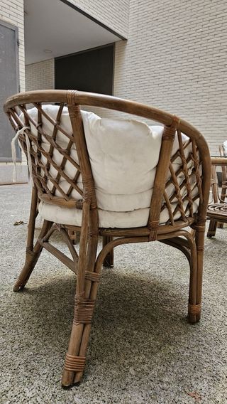 Sofá y sillones de mimbre con mesa de cristal