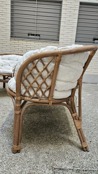 Sofá y sillones de mimbre con mesa de cristal