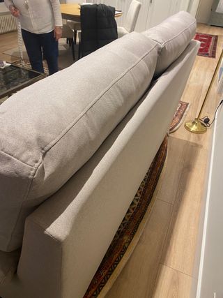 Sofá de tela gris y beige