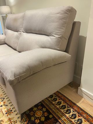 Sofá de tela gris y beige