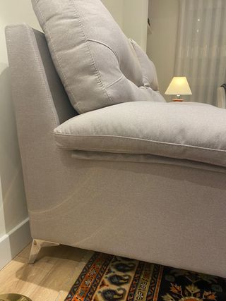 Sofá de tela gris y beige