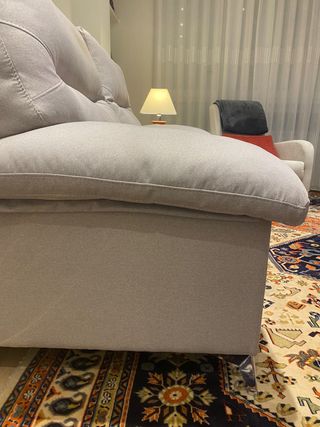 Sofá de tela gris y beige