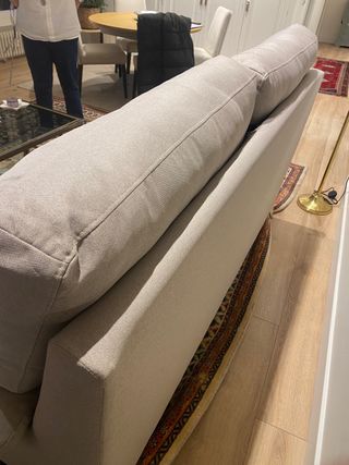 Sofá de tela gris y beige