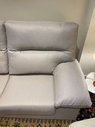 Sofá de tela gris y beige