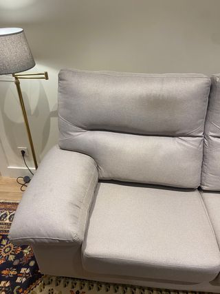 Sofá de tela gris y beige
