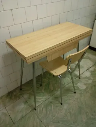 Mesa de cocina y silla madera y metal