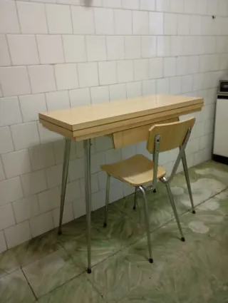 Mesa de cocina y silla madera y metal
