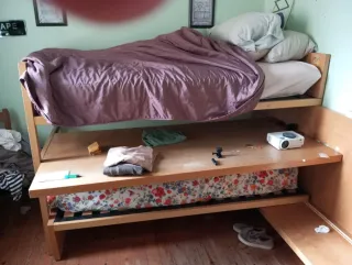 Litera con escritorio integrado. Incluye colchones