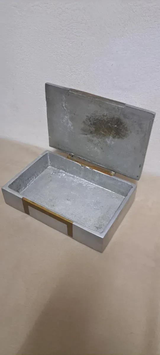 Caja antigua decorada