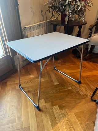 Tavolo pieghevole in metallo e plastica