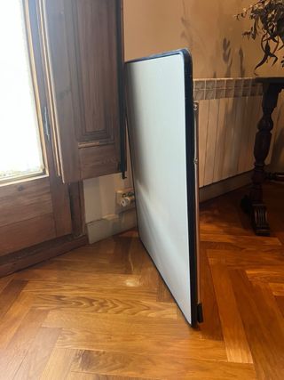 Tavolo pieghevole in metallo e plastica