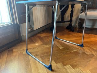 Tavolo pieghevole in metallo e plastica