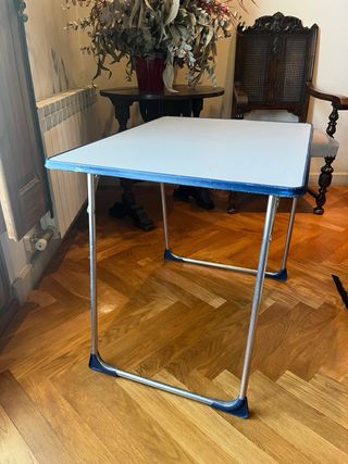 Tavolo pieghevole in metallo e plastica