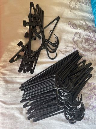 42 Cabides Pretos Plástico Adulto