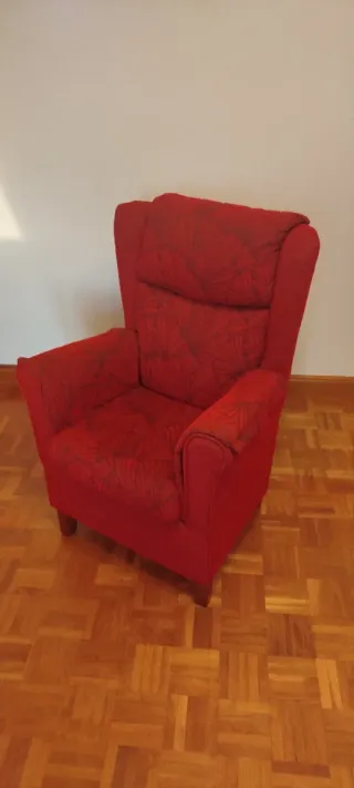 Butaca roja con estampado floral