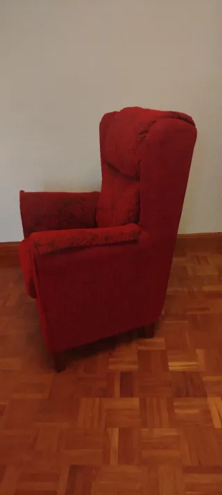 Butaca roja con estampado floral