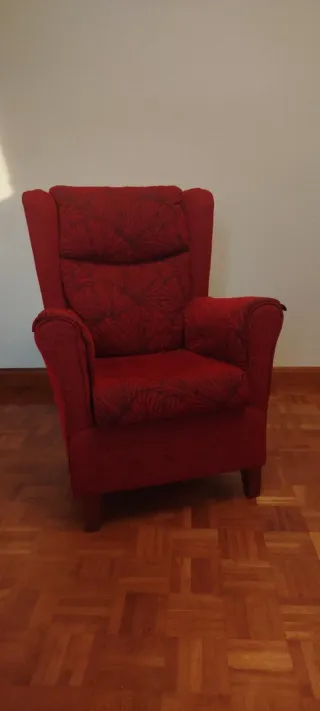 Butaca roja con estampado floral