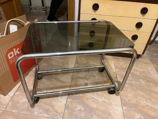 Mesa auxiliar cristal y metal con ruedas