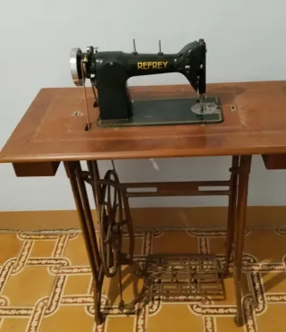 Máquina de coser REFREY antigua