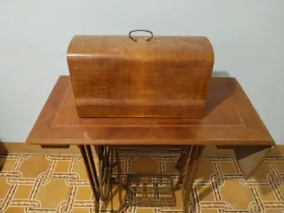 Máquina de coser REFREY antigua