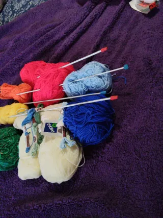 4 agujas tejer + 8 madejas lana