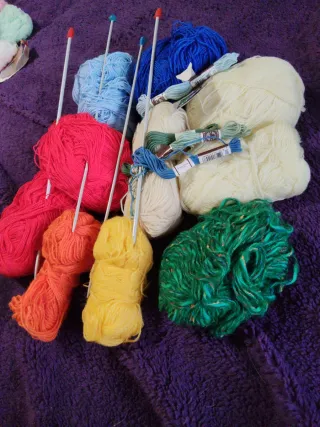 4 agujas tejer + 8 madejas lana