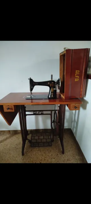 Máquina de coser antigua Alfa