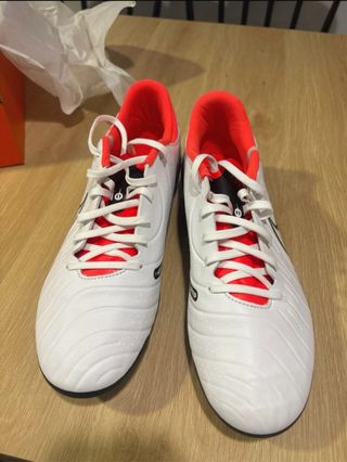 Botas de fútbol/rugby blancas y naranjas. Nuevas