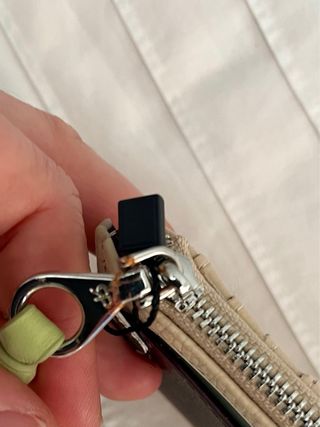 Tarjetero Parfois Beige con Llavero Verde