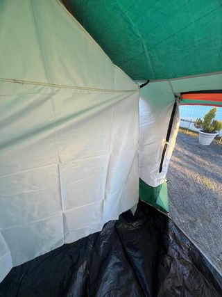 Tienda de campaña familiar verde y naranja.