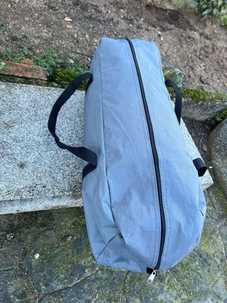 Tienda de campaña familiar verde y naranja.