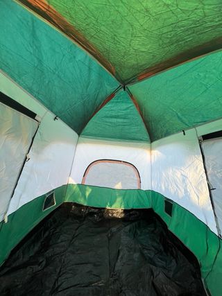 Tienda de campaña familiar verde y naranja.