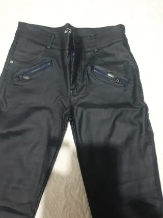 Pantalón polipiel azul marino con cremalleras