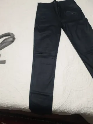 Pantalón polipiel azul marino con cremalleras