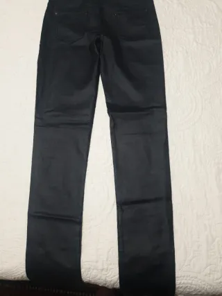 Pantalón polipiel azul marino con cremalleras