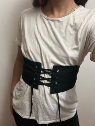 Camiseta blanca L con corsé negro extraíble