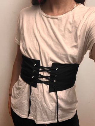 Camiseta blanca L con corsé negro extraíble