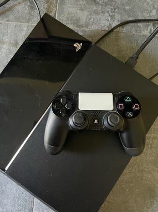 PlayStation 4 PS4 Nera e Joystick