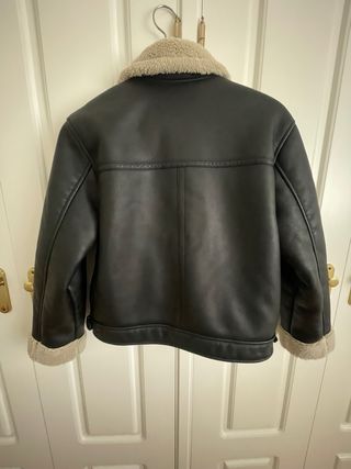 Cazadora Zara efecto piel con borreguito