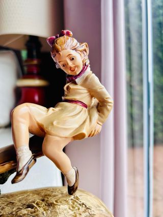 Figura porcelana italiana sube y baja SXX