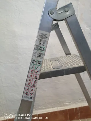 Escalera plegable de aluminio