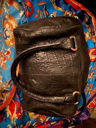 Bolso de piel negro labrado