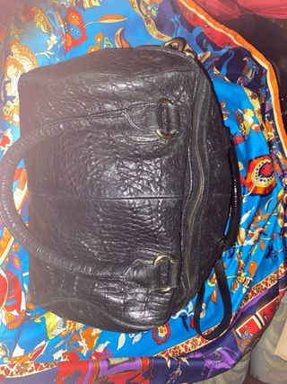 Bolso de piel negro labrado