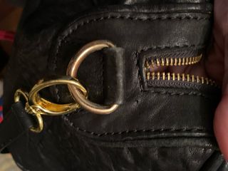 Bolso de piel negro labrado