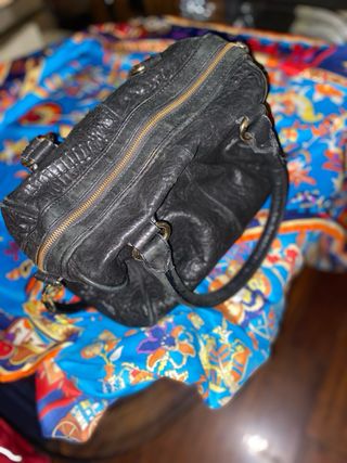 Bolso de piel negro labrado