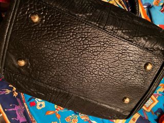 Bolso de piel negro labrado