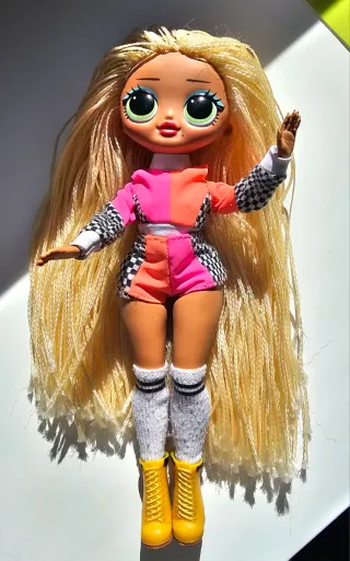 Muñeca L.O.L. con pelo rubio