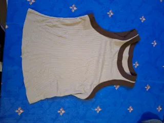 Camiseta sin mangas beige y marrón